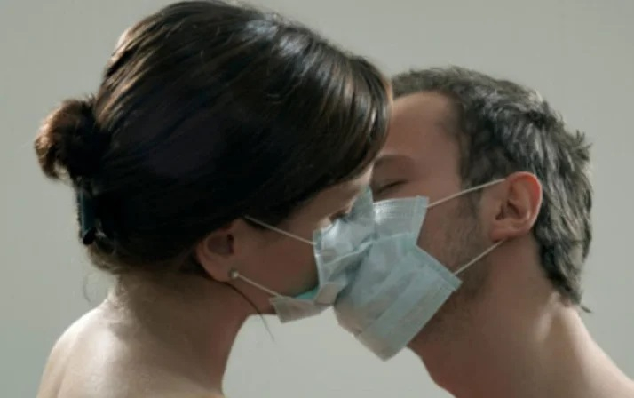 Koronavirüs sürecinde cinsel ilişkilerle ilgili yeni yönerge: Öpüşmeyin, prezervatif kullanın 7