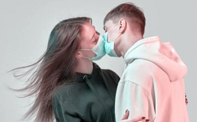Koronavirüs sürecinde cinsel ilişkilerle ilgili yeni yönerge: Öpüşmeyin, prezervatif kullanın 8