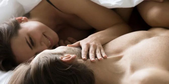 Koronavirüs sürecinde cinsel ilişkilerle ilgili yeni yönerge: Öpüşmeyin, prezervatif kullanın