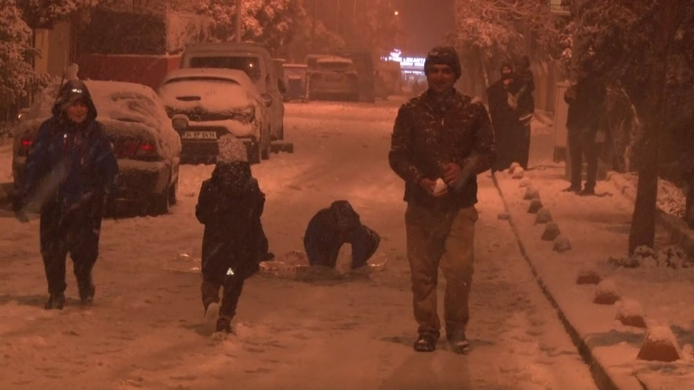 İstanbul'a kar yağdı, sokağa çıkma yasağı unutuldu! Karın eğlencesini yine çocuklar çıkardı! 1