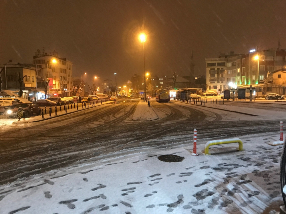 İstanbul'a kar yağdı, sokağa çıkma yasağı unutuldu! Karın eğlencesini yine çocuklar çıkardı! 10