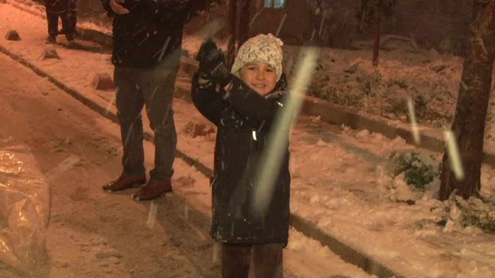 İstanbul'a kar yağdı, sokağa çıkma yasağı unutuldu! Karın eğlencesini yine çocuklar çıkardı! 4