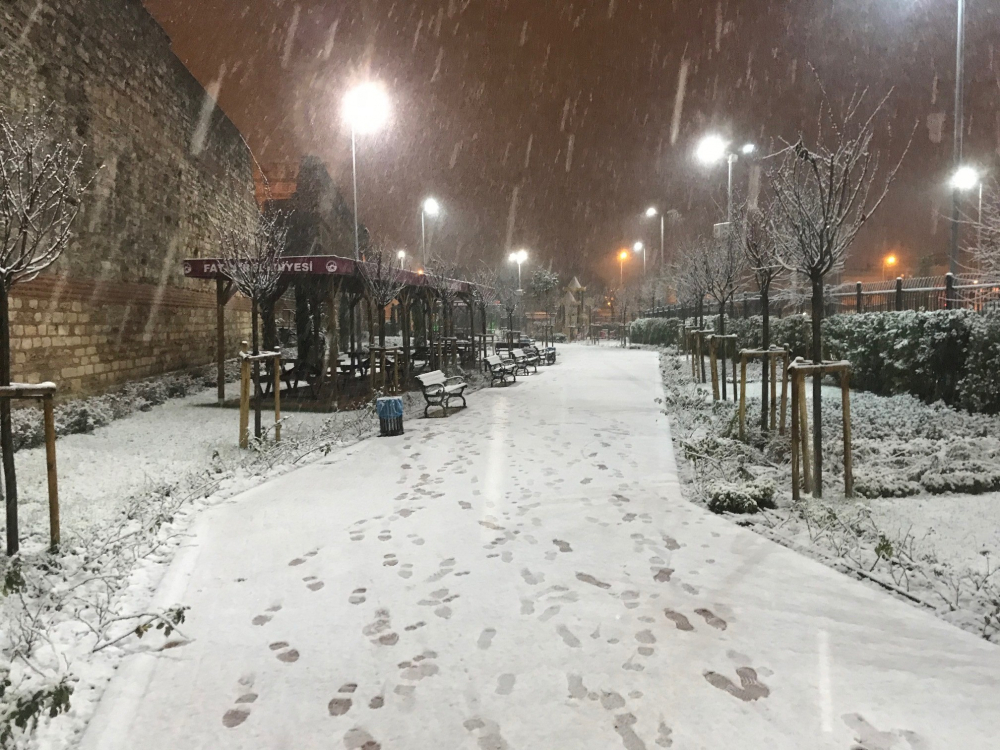 İstanbul'a kar yağdı, sokağa çıkma yasağı unutuldu! Karın eğlencesini yine çocuklar çıkardı! 7