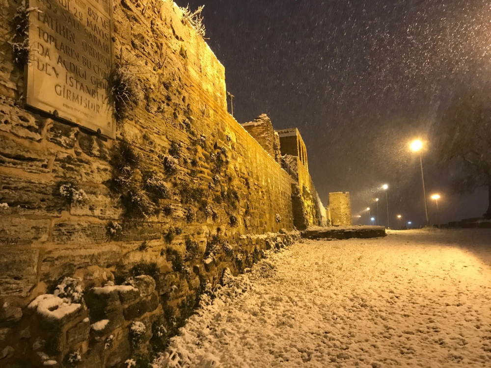 İstanbul'a kar yağdı, sokağa çıkma yasağı unutuldu! Karın eğlencesini yine çocuklar çıkardı! 9