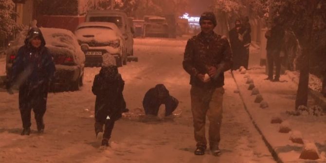 İstanbul'a kar yağdı, sokağa çıkma yasağı unutuldu! Karın eğlencesini yine çocuklar çıkardı!