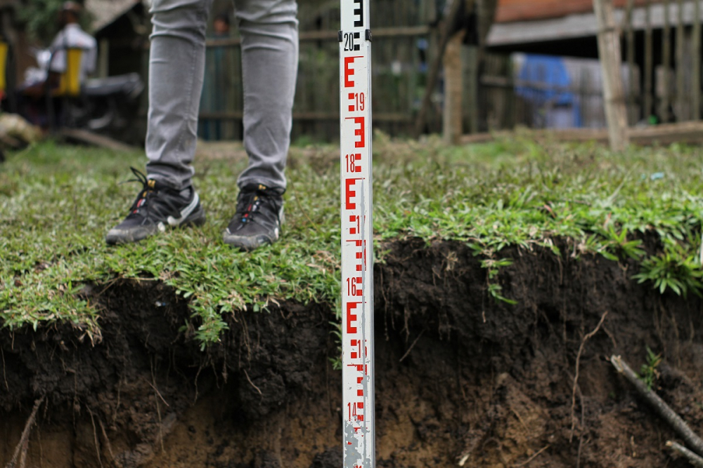 14 ev yıkılma tehlikesi geçirdi! Endonezya'daki toprak kayması paniğe neden oldu 1