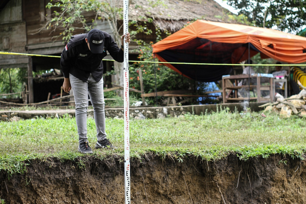 14 ev yıkılma tehlikesi geçirdi! Endonezya'daki toprak kayması paniğe neden oldu 10