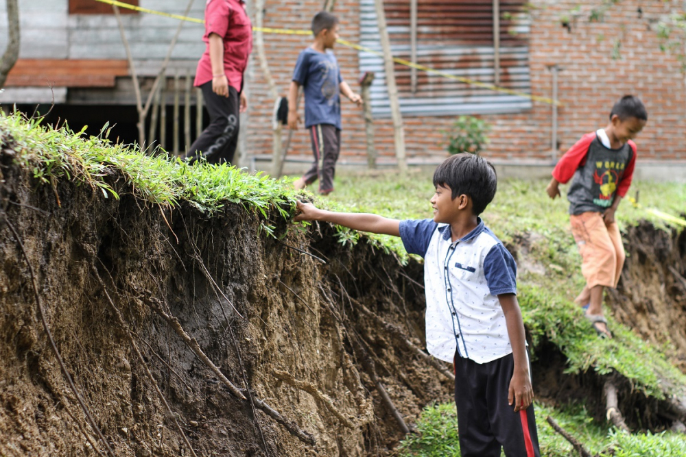 14 ev yıkılma tehlikesi geçirdi! Endonezya'daki toprak kayması paniğe neden oldu 11
