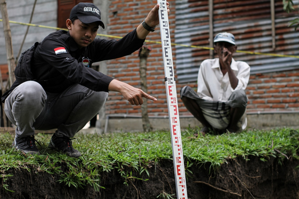 14 ev yıkılma tehlikesi geçirdi! Endonezya'daki toprak kayması paniğe neden oldu 12