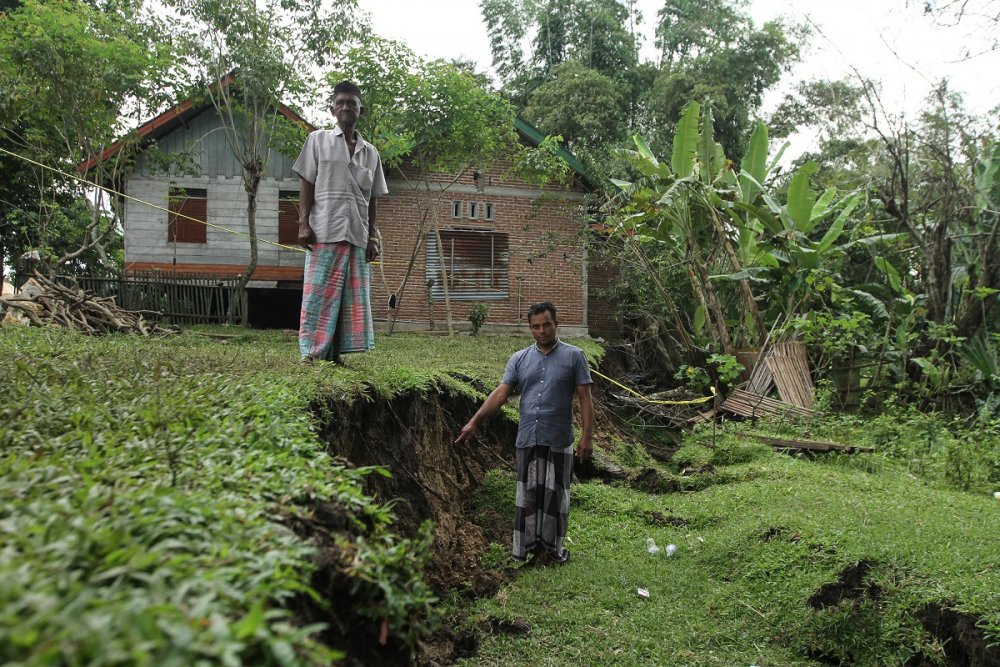 14 ev yıkılma tehlikesi geçirdi! Endonezya'daki toprak kayması paniğe neden oldu 13