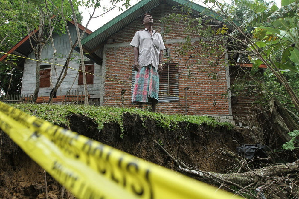 14 ev yıkılma tehlikesi geçirdi! Endonezya'daki toprak kayması paniğe neden oldu 15