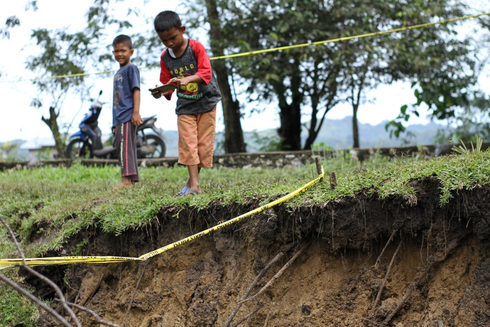 14 ev yıkılma tehlikesi geçirdi! Endonezya'daki toprak kayması paniğe neden oldu 16