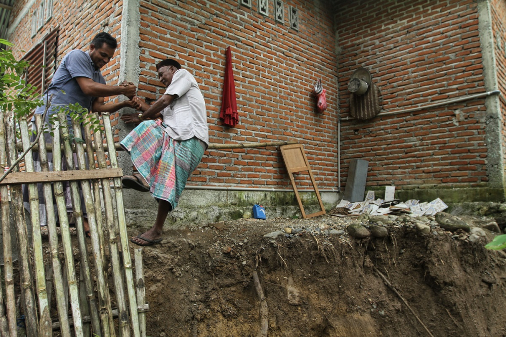 14 ev yıkılma tehlikesi geçirdi! Endonezya'daki toprak kayması paniğe neden oldu 18
