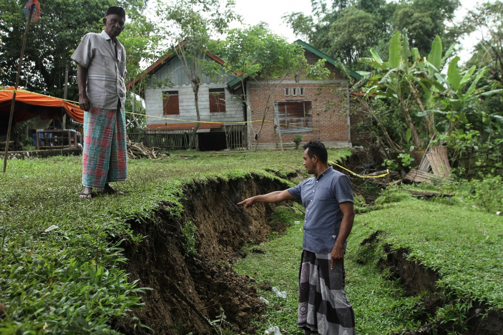 14 ev yıkılma tehlikesi geçirdi! Endonezya'daki toprak kayması paniğe neden oldu 19