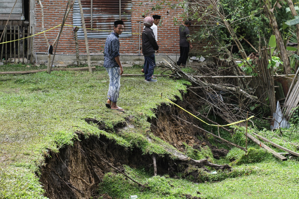 14 ev yıkılma tehlikesi geçirdi! Endonezya'daki toprak kayması paniğe neden oldu 4