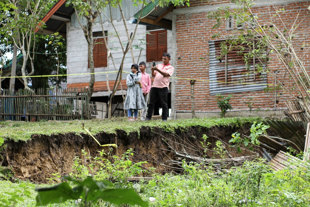 14 ev yıkılma tehlikesi geçirdi! Endonezya'daki toprak kayması paniğe neden oldu 5