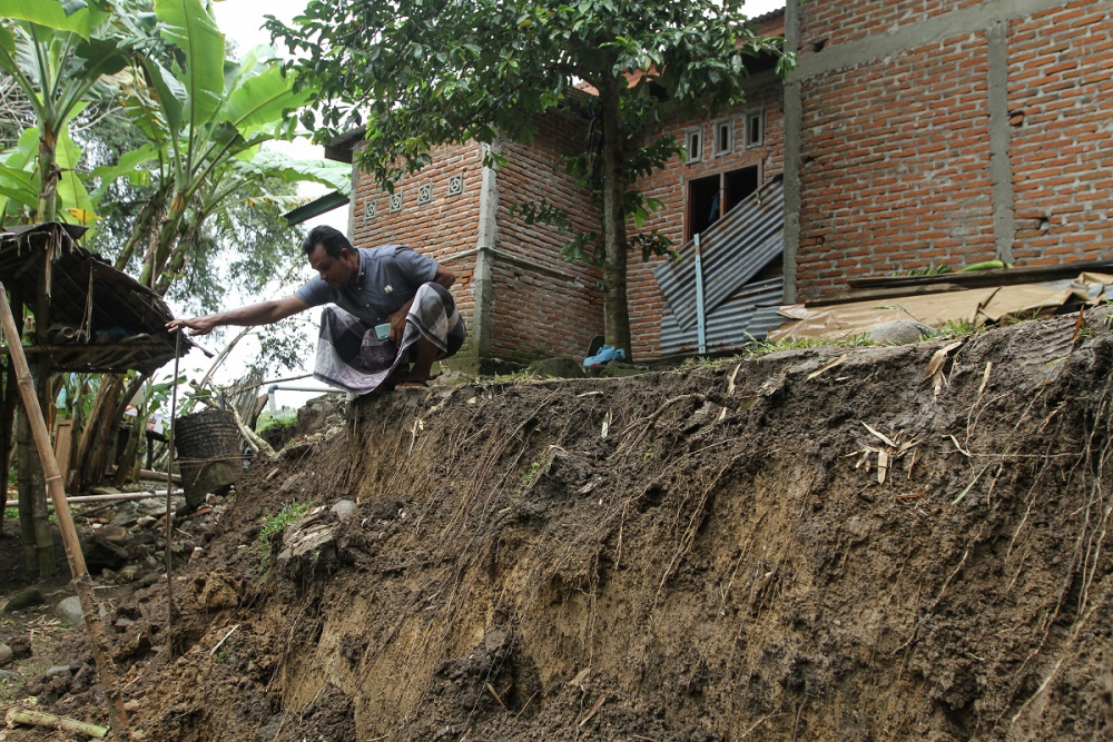 14 ev yıkılma tehlikesi geçirdi! Endonezya'daki toprak kayması paniğe neden oldu 7