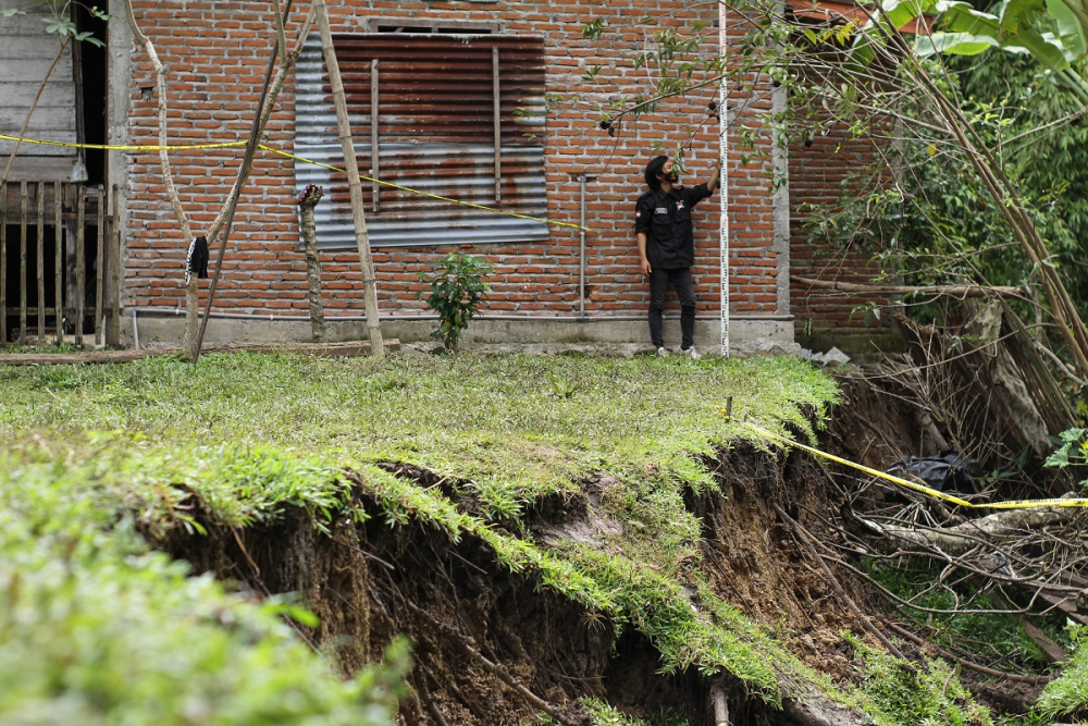 14 ev yıkılma tehlikesi geçirdi! Endonezya'daki toprak kayması paniğe neden oldu 8