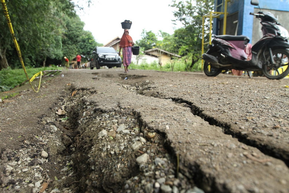 14 ev yıkılma tehlikesi geçirdi! Endonezya'daki toprak kayması paniğe neden oldu 9