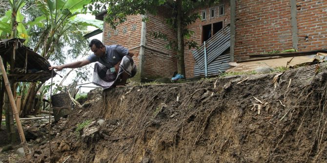 14 ev yıkılma tehlikesi geçirdi! Endonezya'daki toprak kayması paniğe neden oldu