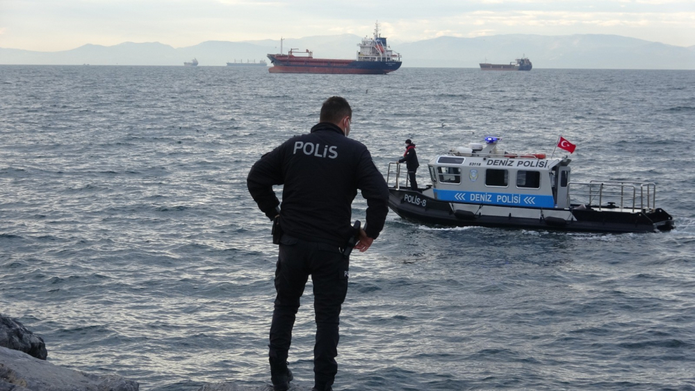 Kartal'da bir vatandaş 'Çocuklara sahip çıkın, güzel yaşayın' deyip denize atladı! 6