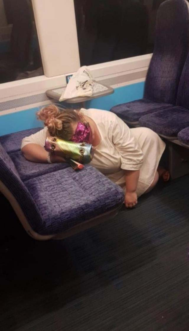 Survivor'un düzenlediği 'Alkolde ölçüyü kaçıranların düştüğü haller' yarışmasında birinci seçildi! 6