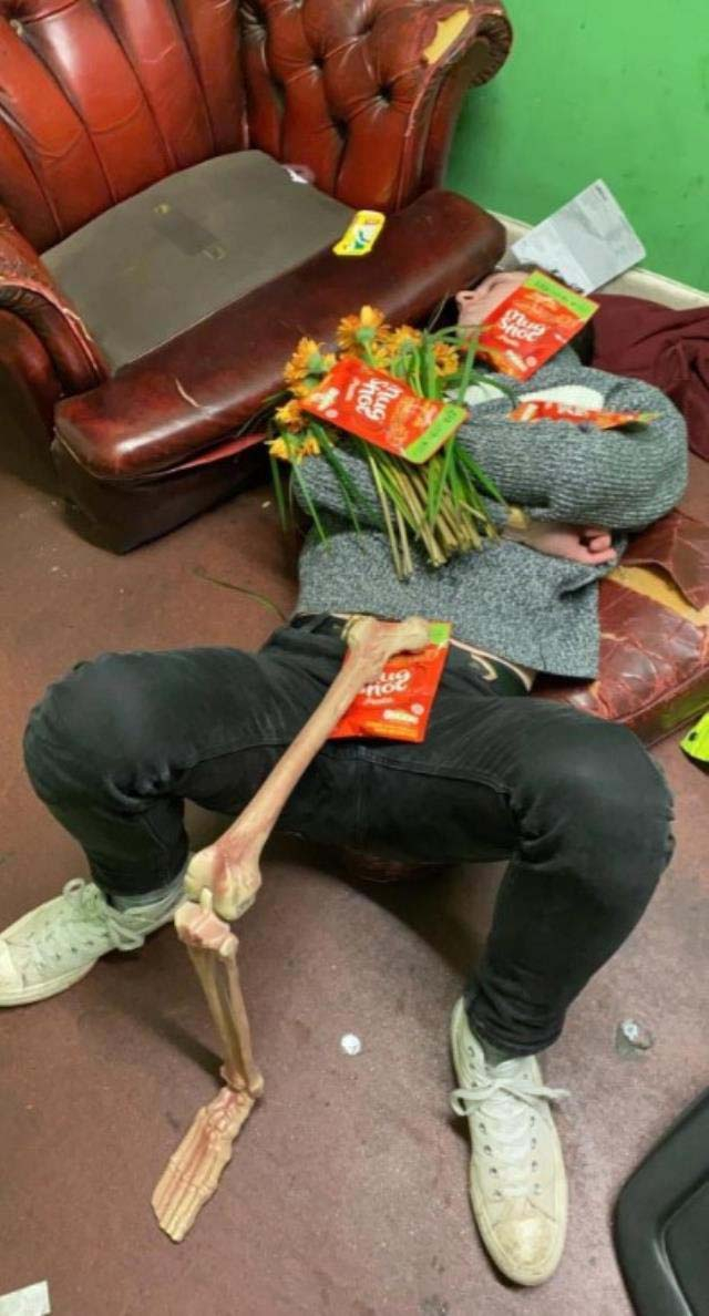 Survivor'un düzenlediği 'Alkolde ölçüyü kaçıranların düştüğü haller' yarışmasında birinci seçildi! 8