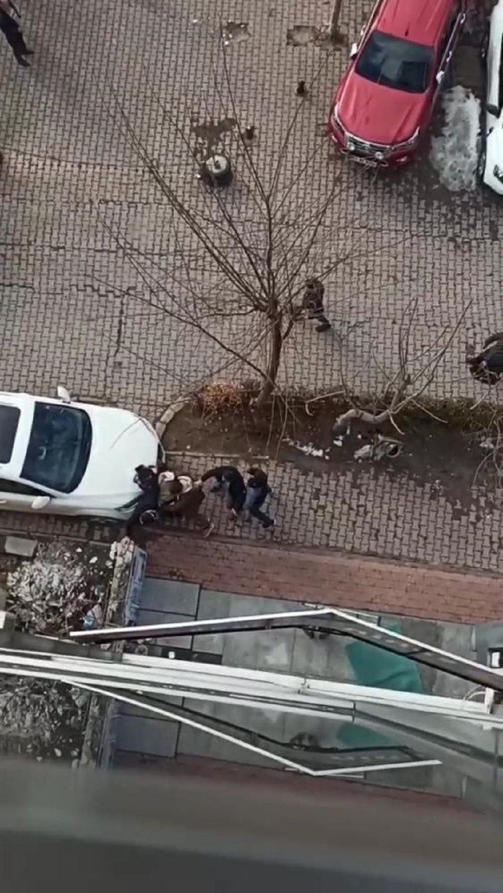 Sokak ortasında birbirlerine girdiler! Yumrukların havada uçuştuğu kavga kamerada 3