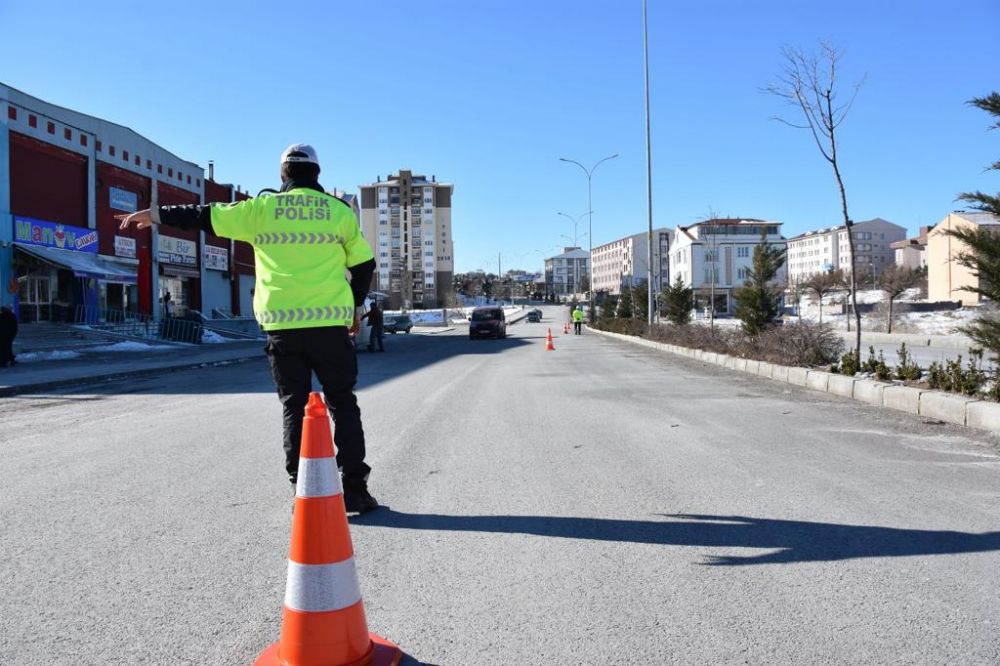 Bilim Kurulu Üyesi İlhan kısıtlamalar için konuştu! Vaka sayılarının inmesi gereken sayısı söyledi 10