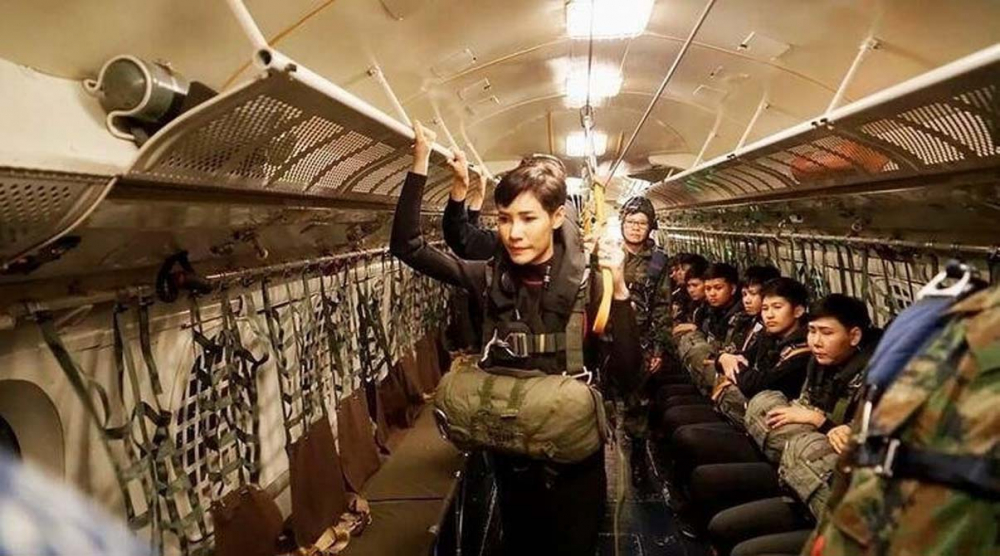 Tayland kralından flaş karar! Metresini kraliçe ilan etti 11