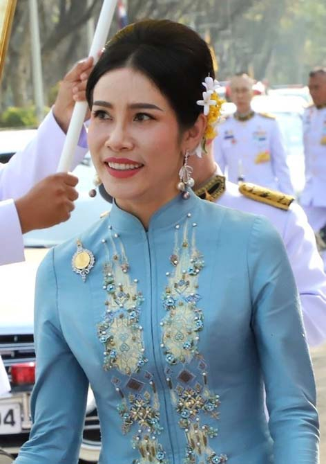 Tayland kralından flaş karar! Metresini kraliçe ilan etti 14