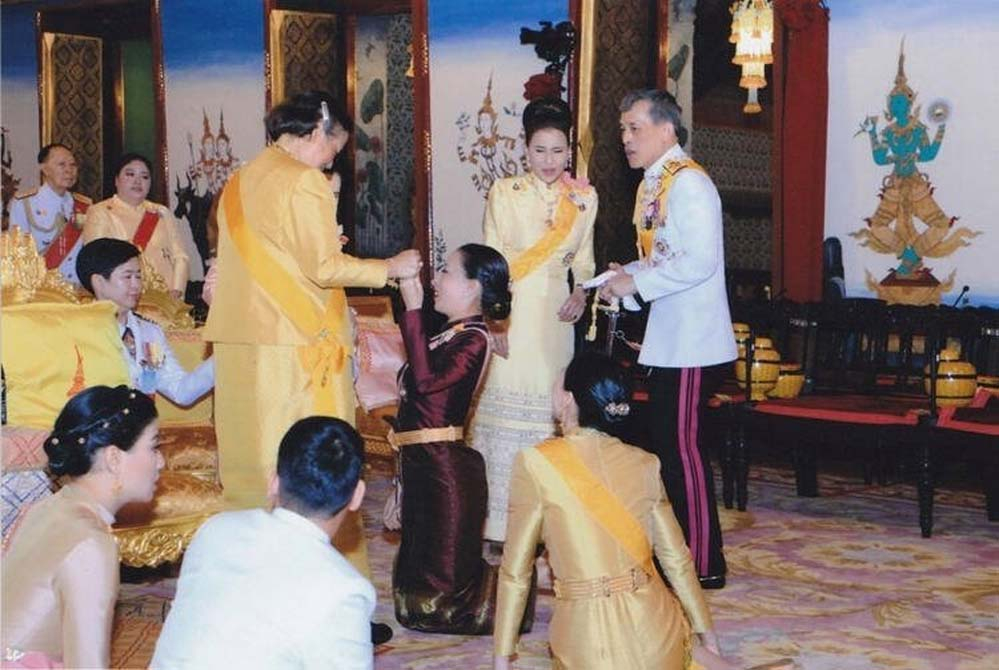 Tayland kralından flaş karar! Metresini kraliçe ilan etti 4