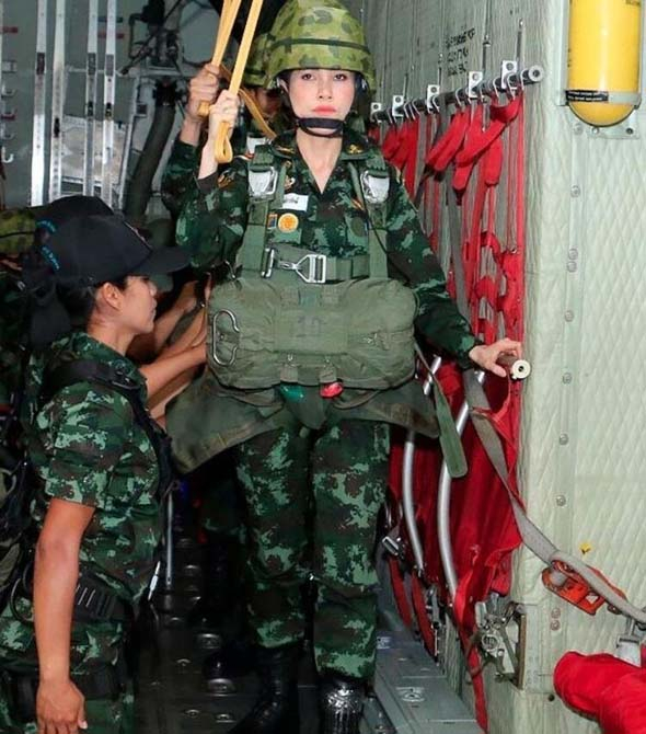 Tayland kralından flaş karar! Metresini kraliçe ilan etti 9