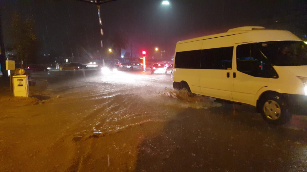 İzmir'de sağanak yağış hayatı felç etti! Evleri ve işyerlerini su bastı, araçlar su altında kaldı 11