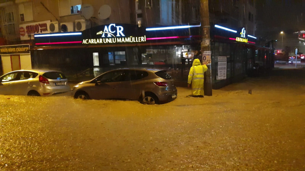 İzmir'de sağanak yağış hayatı felç etti! Evleri ve işyerlerini su bastı, araçlar su altında kaldı 12