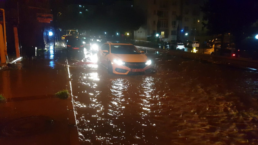 İzmir'de sağanak yağış hayatı felç etti! Evleri ve işyerlerini su bastı, araçlar su altında kaldı 13