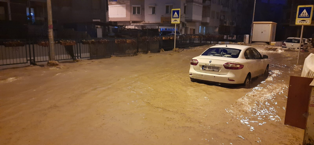 İzmir'de sağanak yağış hayatı felç etti! Evleri ve işyerlerini su bastı, araçlar su altında kaldı 14