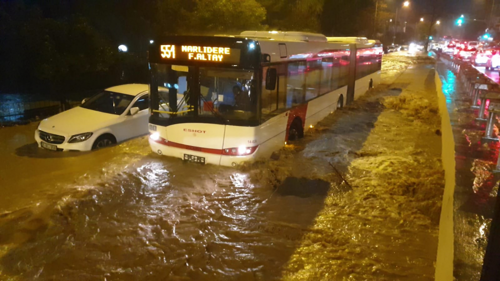 İzmir'de sağanak yağış hayatı felç etti! Evleri ve işyerlerini su bastı, araçlar su altında kaldı 15