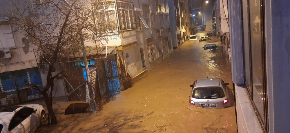 İzmir'de sağanak yağış hayatı felç etti! Evleri ve işyerlerini su bastı, araçlar su altında kaldı 16