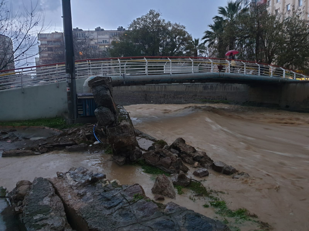 İzmir'de sağanak yağış hayatı felç etti! Evleri ve işyerlerini su bastı, araçlar su altında kaldı 17