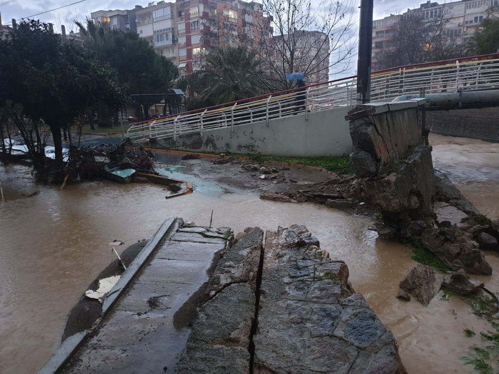 İzmir'de sağanak yağış hayatı felç etti! Evleri ve işyerlerini su bastı, araçlar su altında kaldı 18