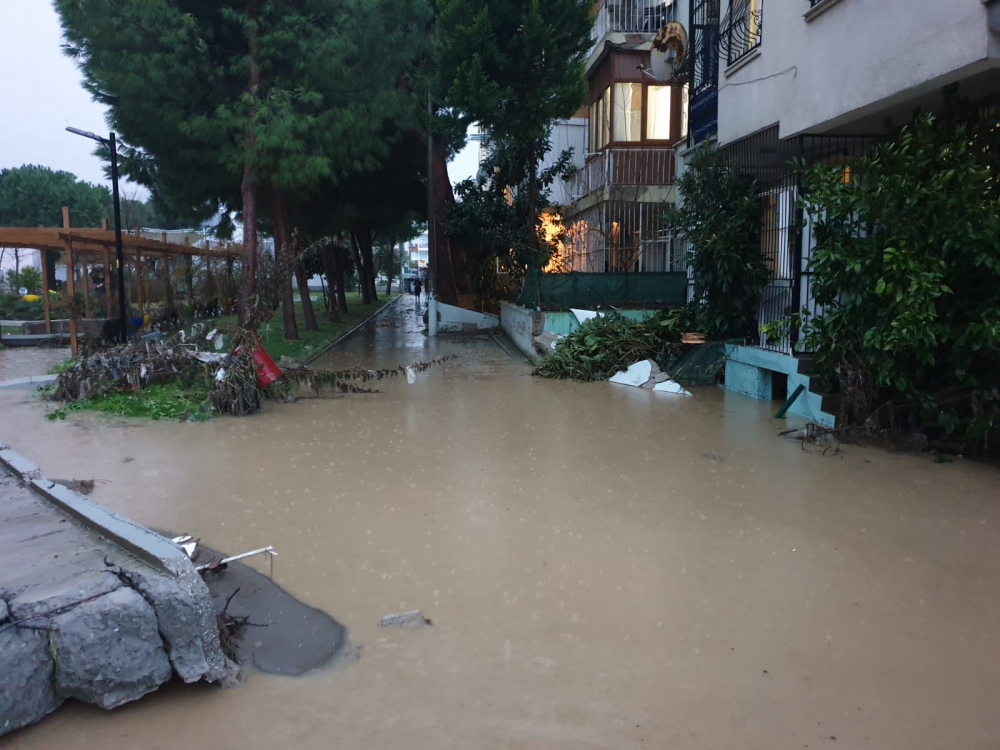 İzmir'de sağanak yağış hayatı felç etti! Evleri ve işyerlerini su bastı, araçlar su altında kaldı 19