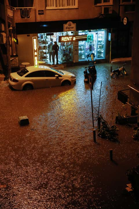 İzmir'de sağanak yağış hayatı felç etti! Evleri ve işyerlerini su bastı, araçlar su altında kaldı 2