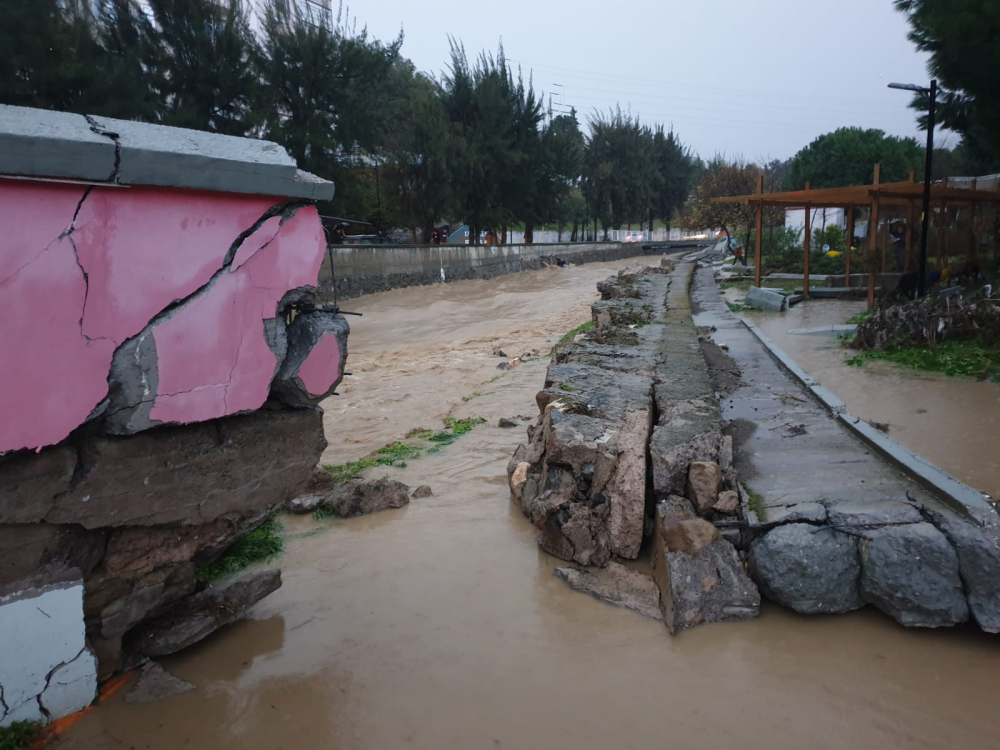 İzmir'de sağanak yağış hayatı felç etti! Evleri ve işyerlerini su bastı, araçlar su altında kaldı 20