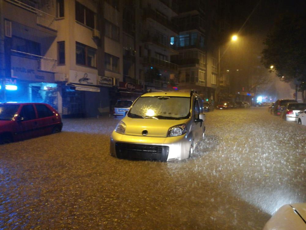 İzmir'de sağanak yağış hayatı felç etti! Evleri ve işyerlerini su bastı, araçlar su altında kaldı 23