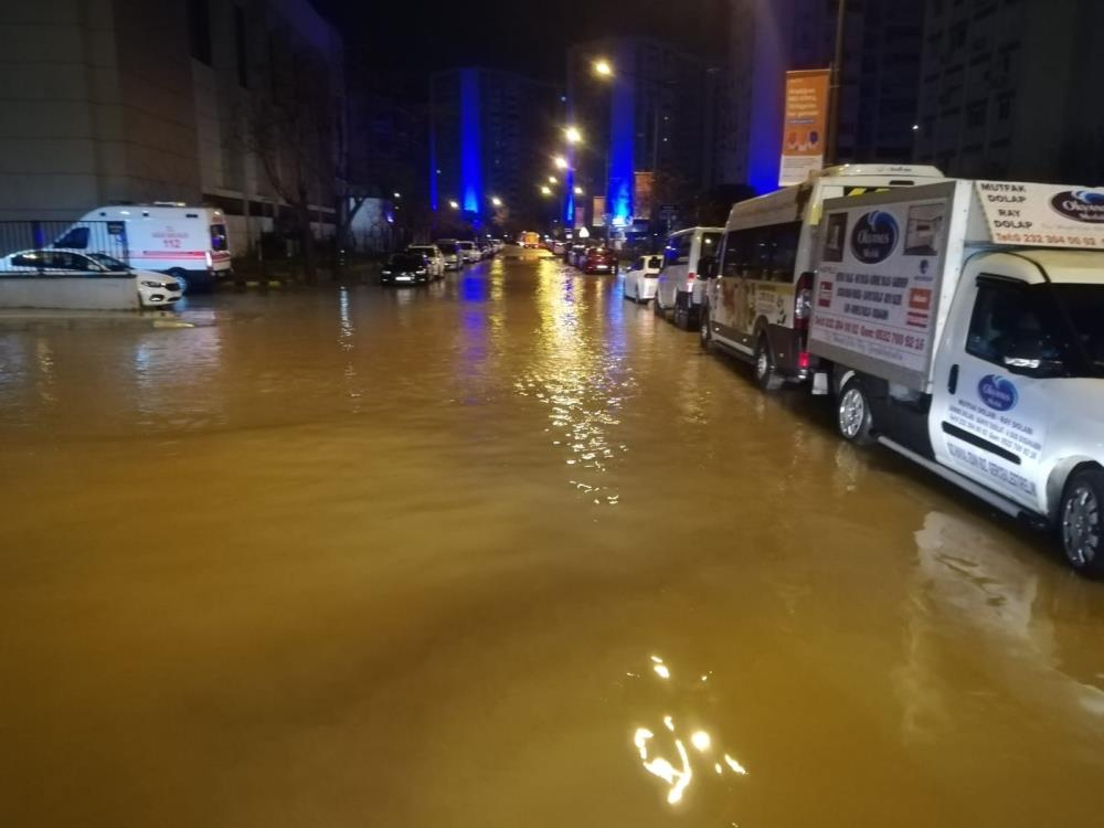 İzmir'de sağanak yağış hayatı felç etti! Evleri ve işyerlerini su bastı, araçlar su altında kaldı 25