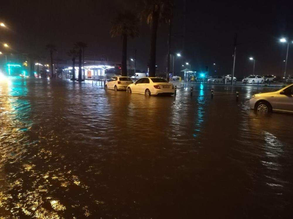 İzmir'de sağanak yağış hayatı felç etti! Evleri ve işyerlerini su bastı, araçlar su altında kaldı 26