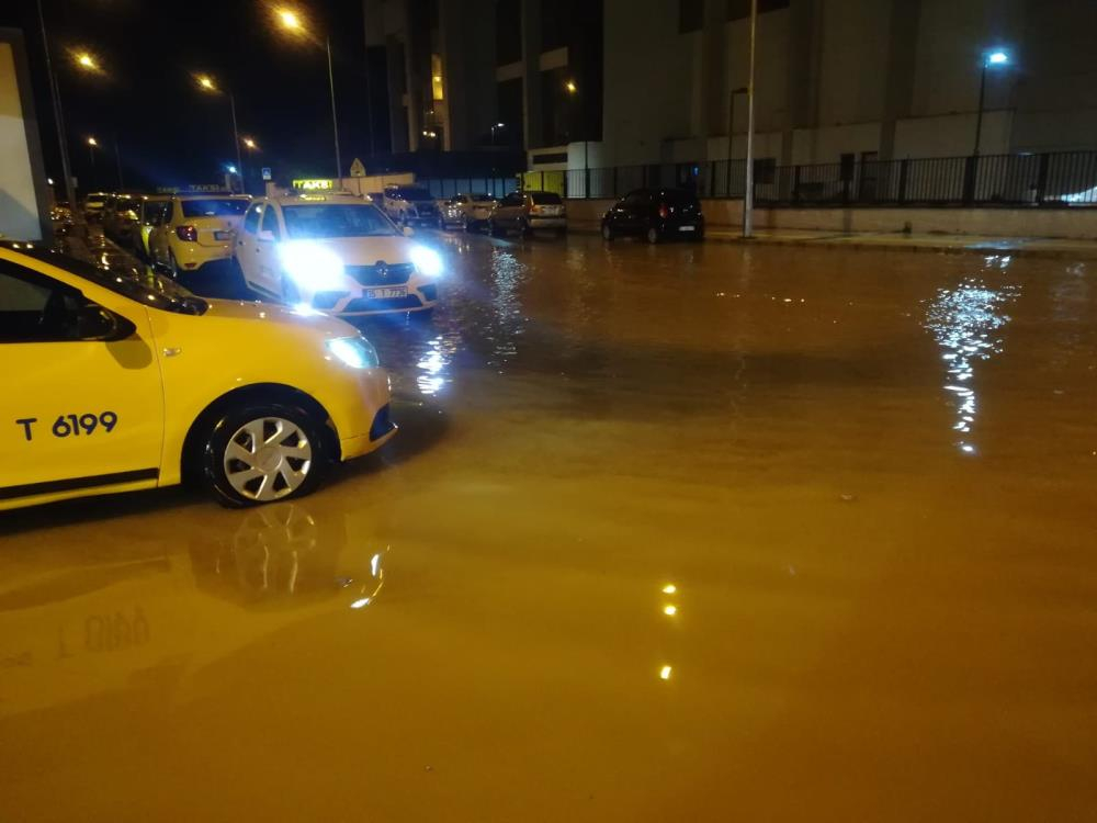 İzmir'de sağanak yağış hayatı felç etti! Evleri ve işyerlerini su bastı, araçlar su altında kaldı 27