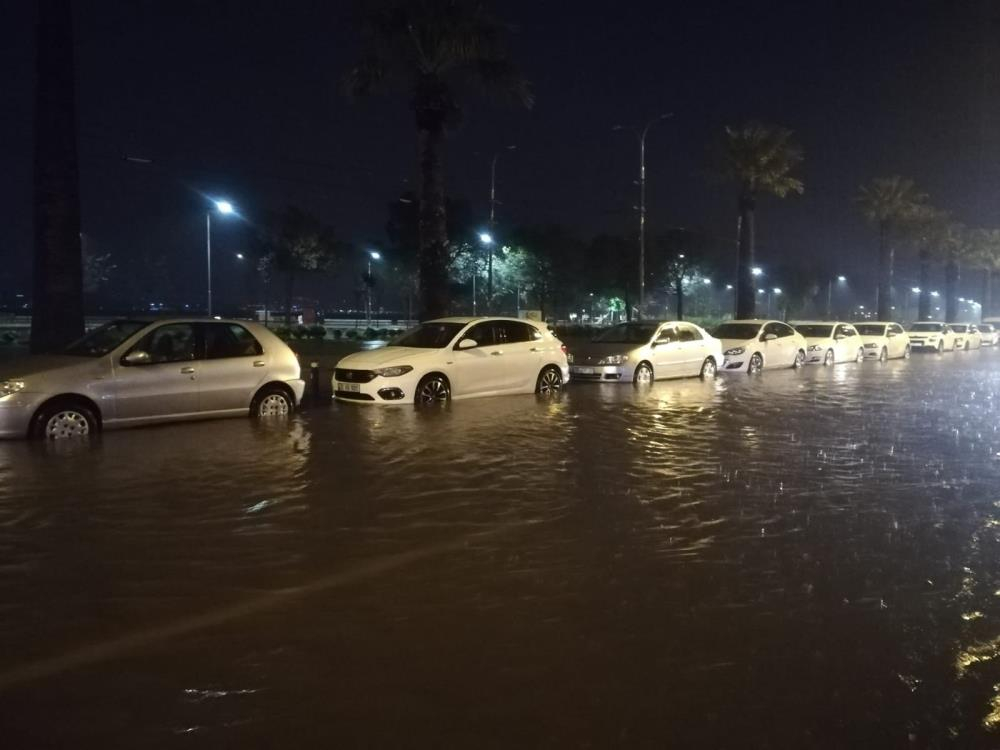 İzmir'de sağanak yağış hayatı felç etti! Evleri ve işyerlerini su bastı, araçlar su altında kaldı 28