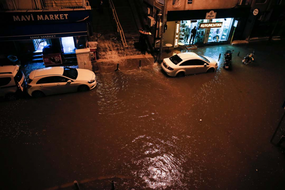 İzmir'de sağanak yağış hayatı felç etti! Evleri ve işyerlerini su bastı, araçlar su altında kaldı 3